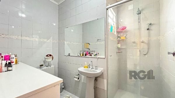 Casa em Porto Alegre, no bairro Aberta dos Morros, com 3 dormitório(s), à venda.