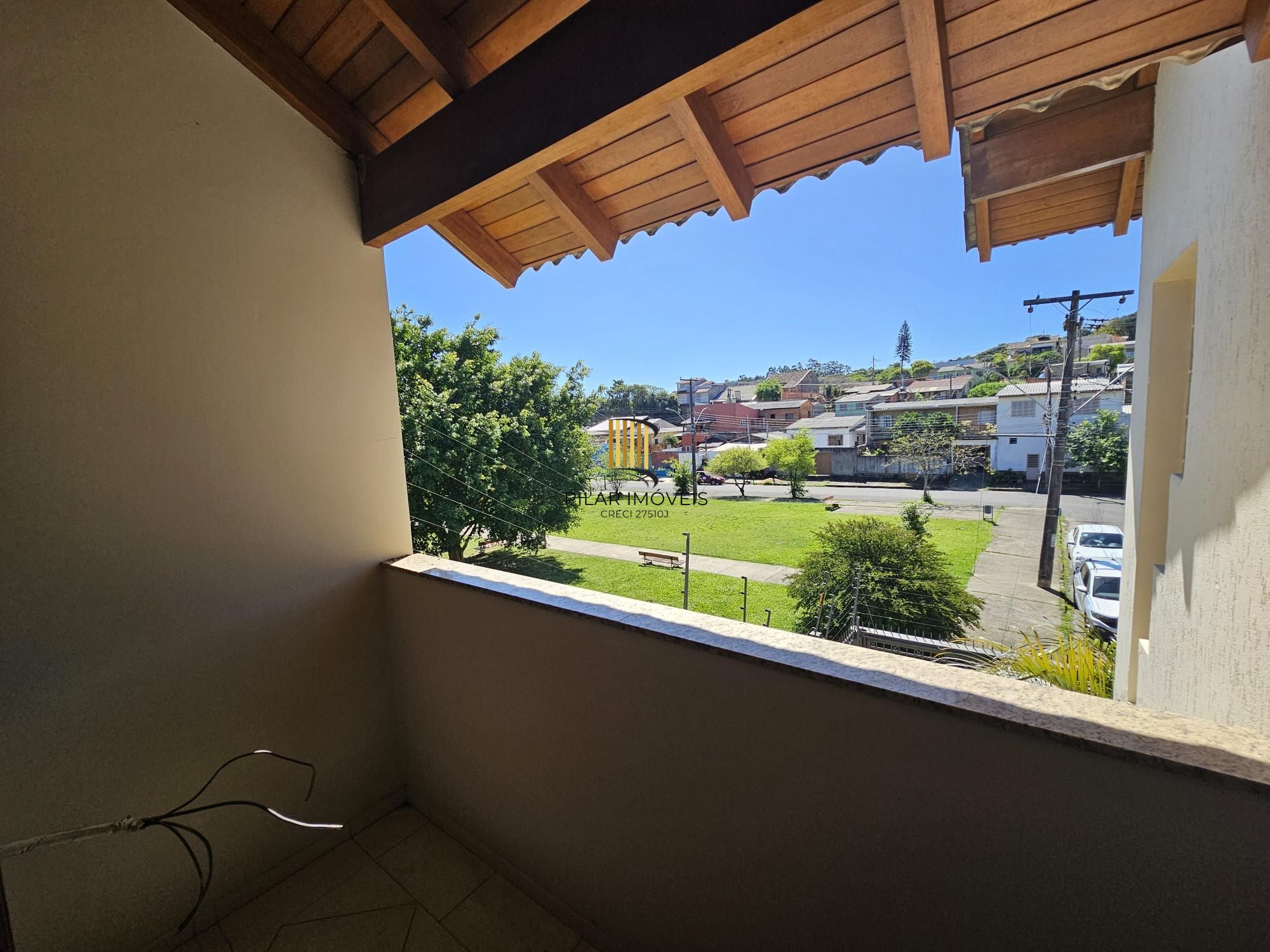 Sobrado 3 dormitórios com lareira, churrasqueira, piscina, 4 vagas garagem com 196,00m² de área construída no bairro Hípica !