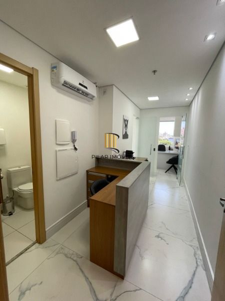 Excelente sala comercial Edifício Medplex - Torre Norte , com recepção montada , 2 salas para trabalho com iluminação e  ventilação natural , banheiro . - Pilar Imóveis