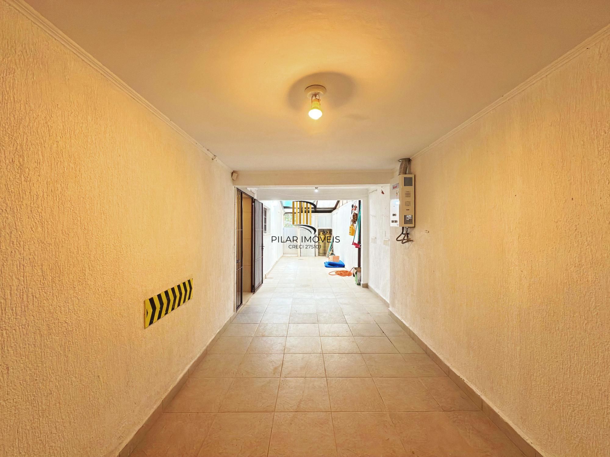 Residência á venda no bairro Guarujá com 2 dormitórios.