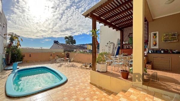 Casa Condominio em Porto Alegre, no bairro Vila Nova, com 3 dormitório(s), e 3 banheiros, à venda.