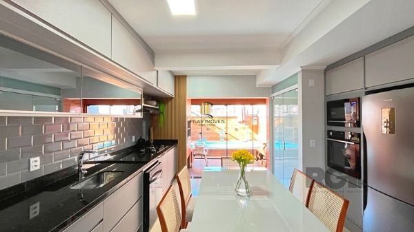 Casa em Porto Alegre, no bairro Guarujá, com 3 dormitório(s), e 3 banheiros, à venda.