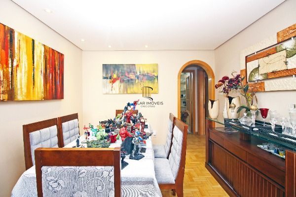 Apartamento em Porto Alegre, no bairro Petrópolis, com 3 dormitório(s), e 3 banheiros, à venda.