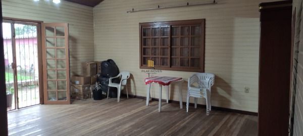 Casa em Porto Alegre, no bairro Campo Novo, com 3 dormitório(s), e 3 banheiros, à venda.