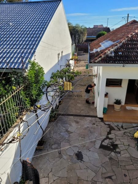 Casa em Porto Alegre, no bairro Cavalhada, com 6 dormitório(s), e 6 banheiros, à venda.