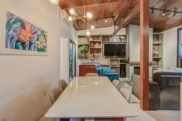 Casa em Porto Alegre, no bairro Tristeza, com 2 dormitório(s), e 2 banheiros, à venda.