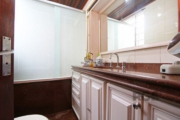 Casa em Porto Alegre, no bairro Guarujá, com 5 dormitório(s), e 5 banheiros, à venda.