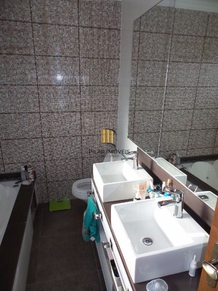 Casa para Venda - 270m², 3 dormitórios, sendo 1 suites, 2 vagas - Guarujá