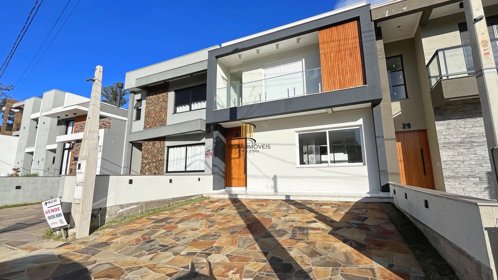 Casa em Porto Alegre, no bairro Hípica, com 3 dormitório(s), e 3 banheiros, à venda.