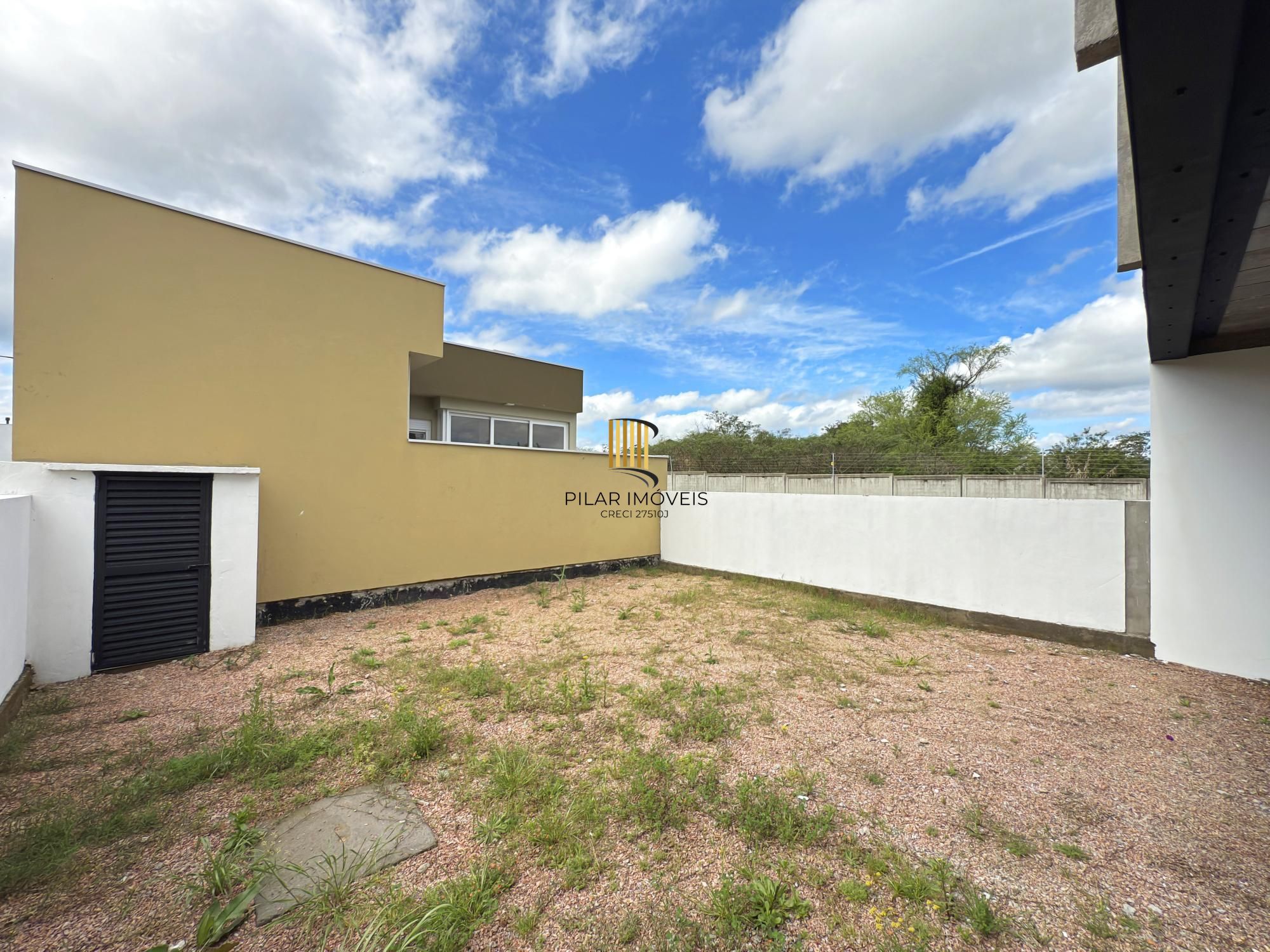 Sobrado em condomínio em Porto Alegre, no bairro Hípica, com 3 dormitórios.