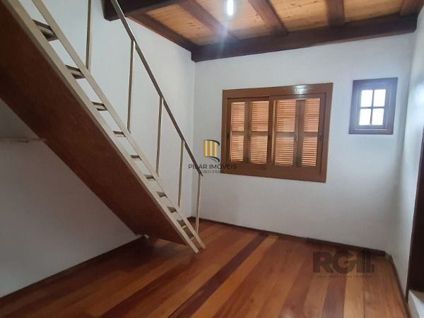 Casa em Porto Alegre, no bairro Vila Nova, com 4 dormitório(s), e 4 banheiros, à venda.