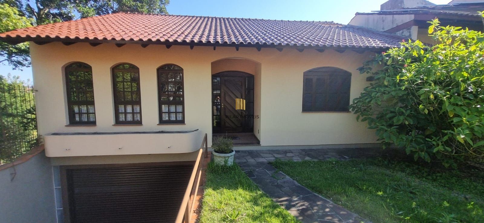 Ótima casa com 3 dormitórios sendo 1suíte e garagem para 4 carros.