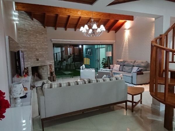 Casa em Porto Alegre, no bairro Espirito Santo, com 4 dormitório(s), e 4 banheiros, à venda.