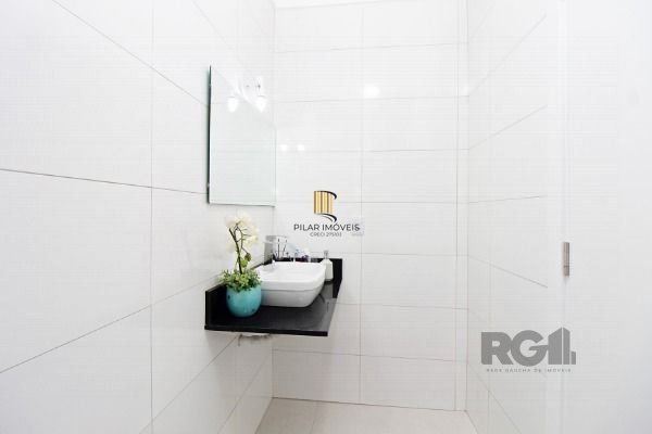 Casa em Porto Alegre, no bairro Espírito Santo, com 3 dormitório(s), e 3 banheiros, à venda.