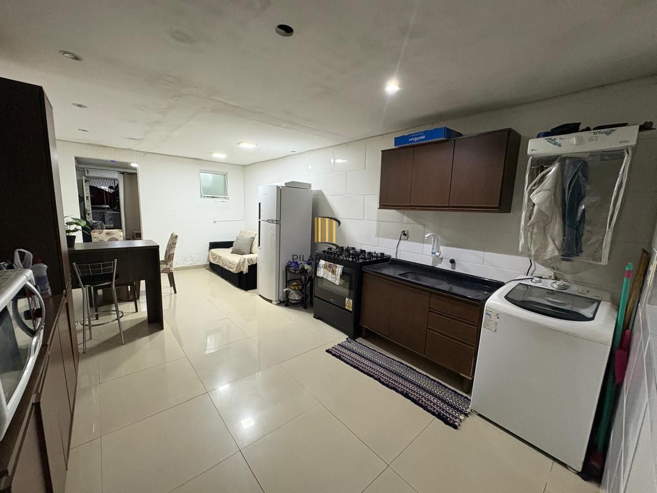 Casa 2 dorm, sala, cozinha, banheiro e área gourmet. Aceita carro no negócio.