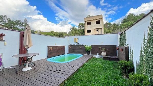 Casa em Porto Alegre, no bairro Campo Novo, com 3 dormitório(s), e 3 banheiros, à venda.