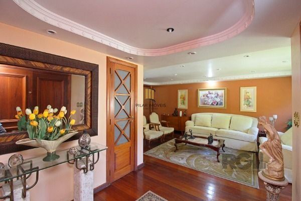 Casa em Porto Alegre, no bairro Ipanema, com 3 dormitório(s), e 3 banheiros, à venda.