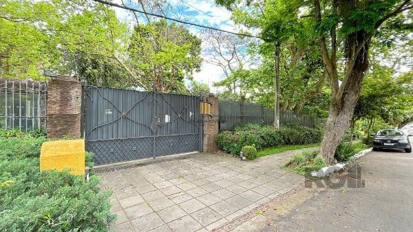 Casa em Porto Alegre, no bairro Pedra Redonda, com 7 dormitório(s), e 7 banheiros, à venda.