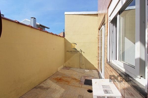 Casa em Porto Alegre, no bairro Aberta dos Morros, com 2 dormitório(s), e 2 banheiros, à venda.
