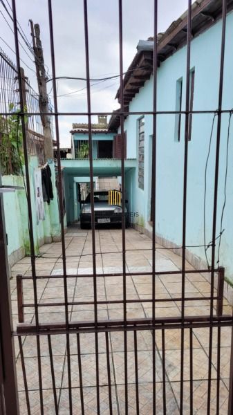 Casa em Porto Alegre, no bairro Santo Antônio, com 3 dormitório(s), e 3 banheiros, à venda.