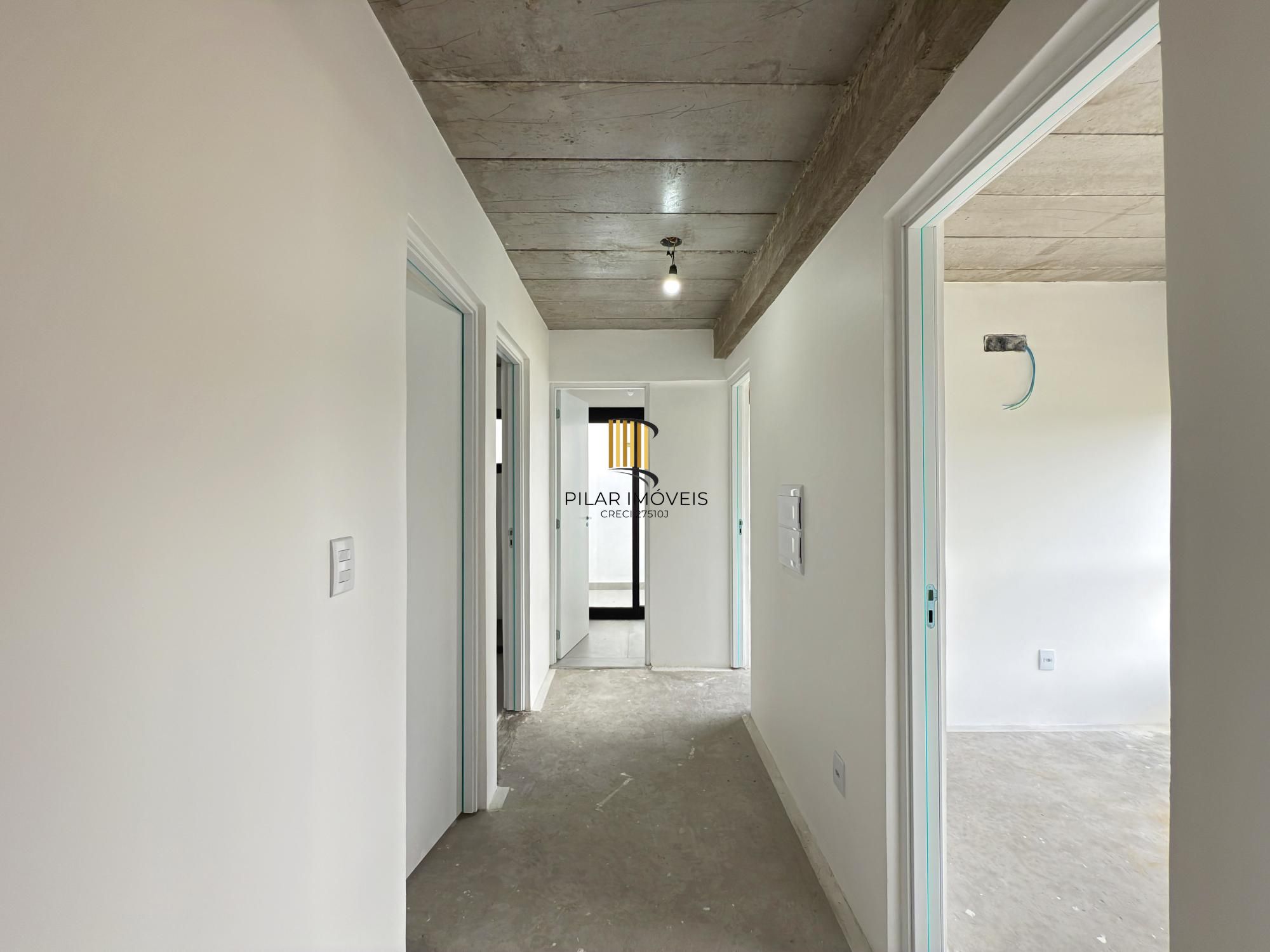 Sobrado em condomínio em Porto Alegre, no bairro Hípica, com 3 dormitórios.