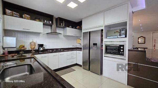 Casa em Porto Alegre, no bairro Hípica, com 3 dormitório(s), e 3 banheiros, à venda.