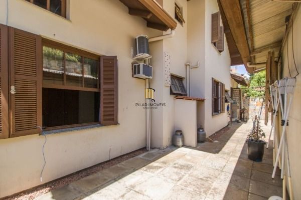 Casa para Venda - 300m², 4 dormitórios, sendo 1 suites, 8 vagas - Imperial Parque