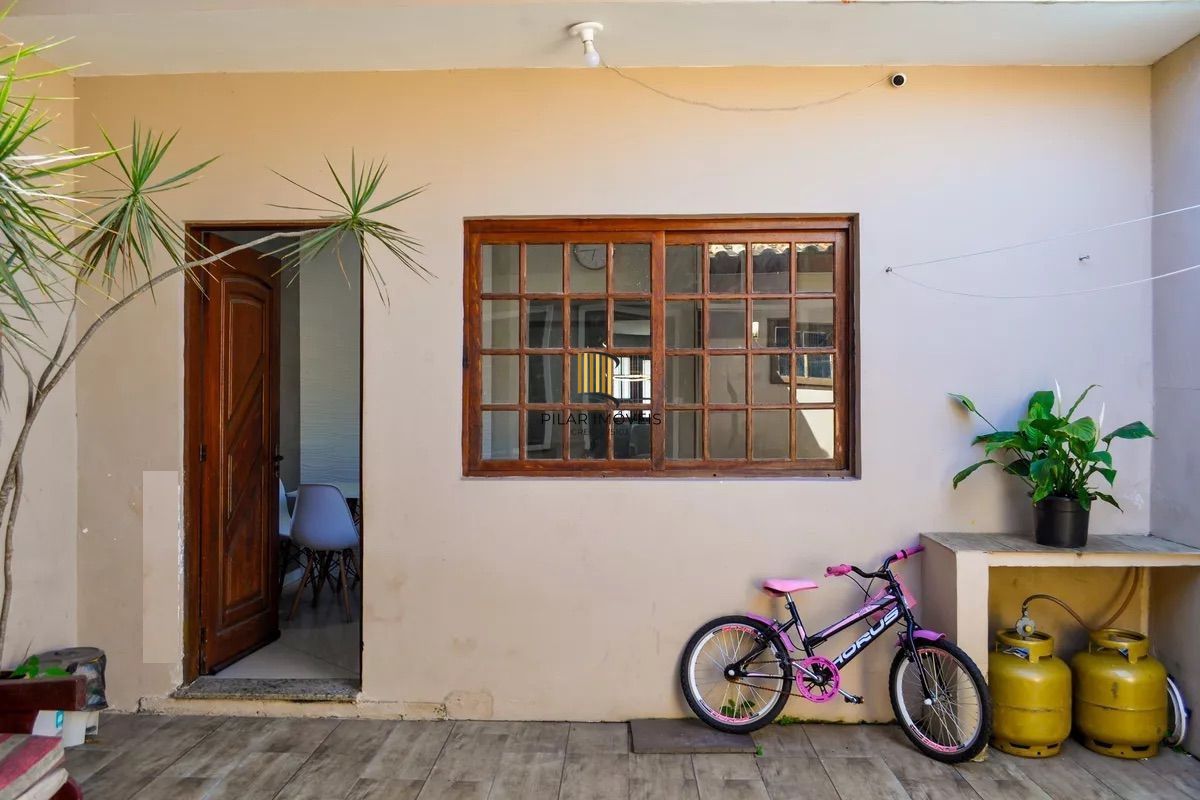 Lindo sobrado com 3 dormitórios á venda no bairro Hípica.