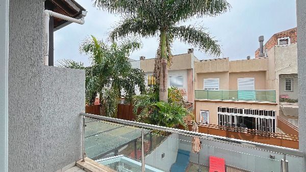 Casa em Porto Alegre, no bairro Hípica, com 3 dormitório(s), e 3 banheiros, à venda.