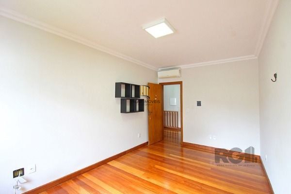 Casa em Porto Alegre, no bairro Hípica, com 3 dormitório(s), e 3 banheiros, à venda.
