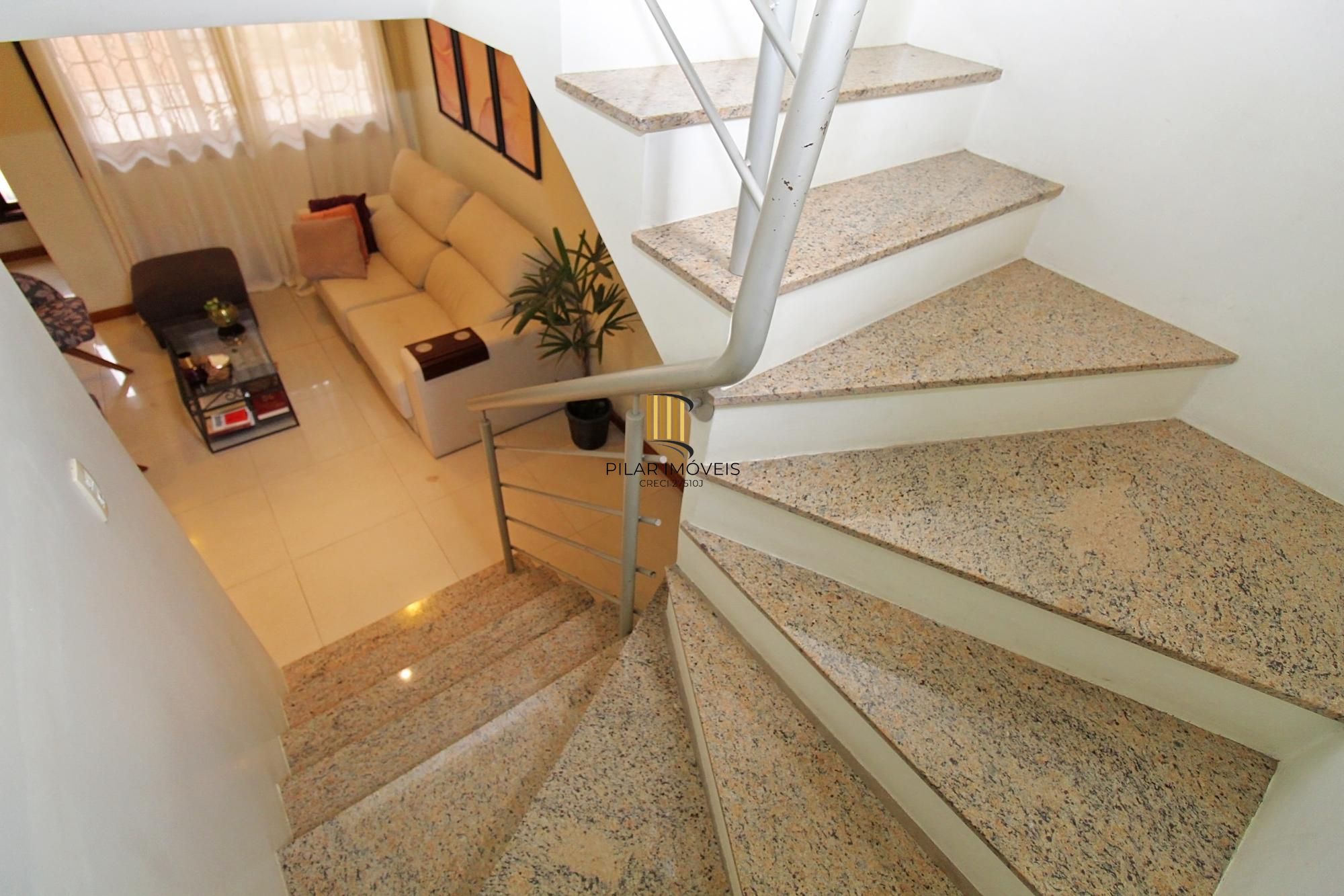 Casa em condomínio com 3 dormitórios, sendo 1 suíte com closet e sacada