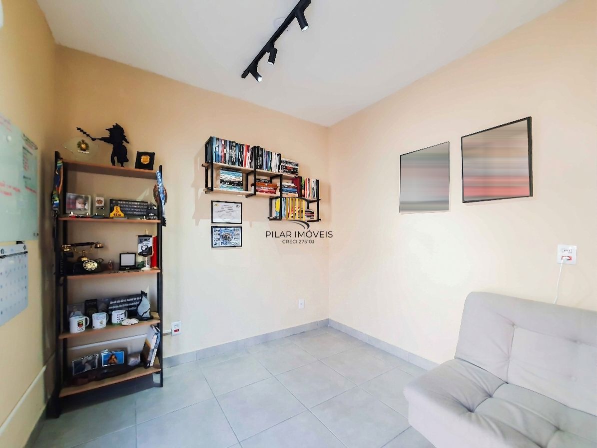 Ótima Casa com 3 dormitórios, semi mobiliada, pátio e vaga para carro.