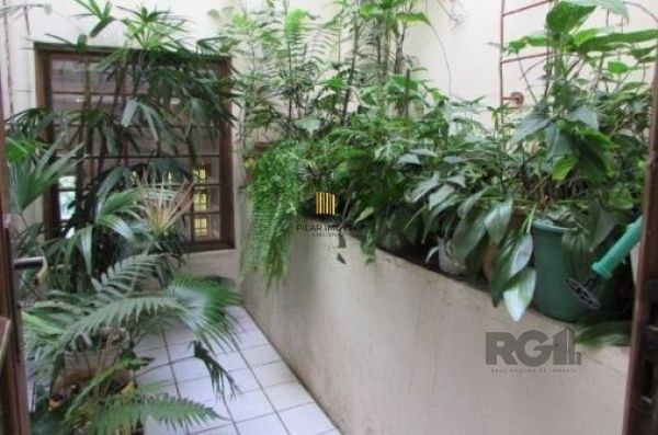 Casa em Porto Alegre, no bairro Nonoai, com 4 dormitório(s), e 4 banheiros, à venda.