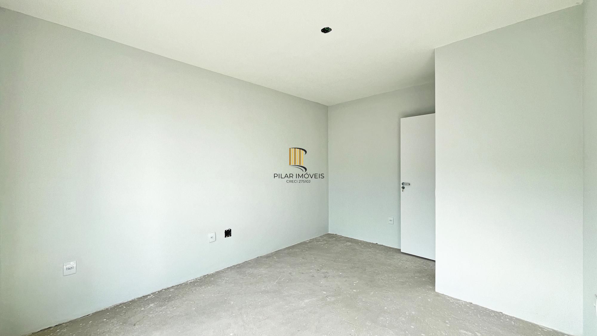 Casa 4 dormitórios( 1 dorm térreo) no Condomínio Villa Amalfi, na zona sul de Porto Alegre.