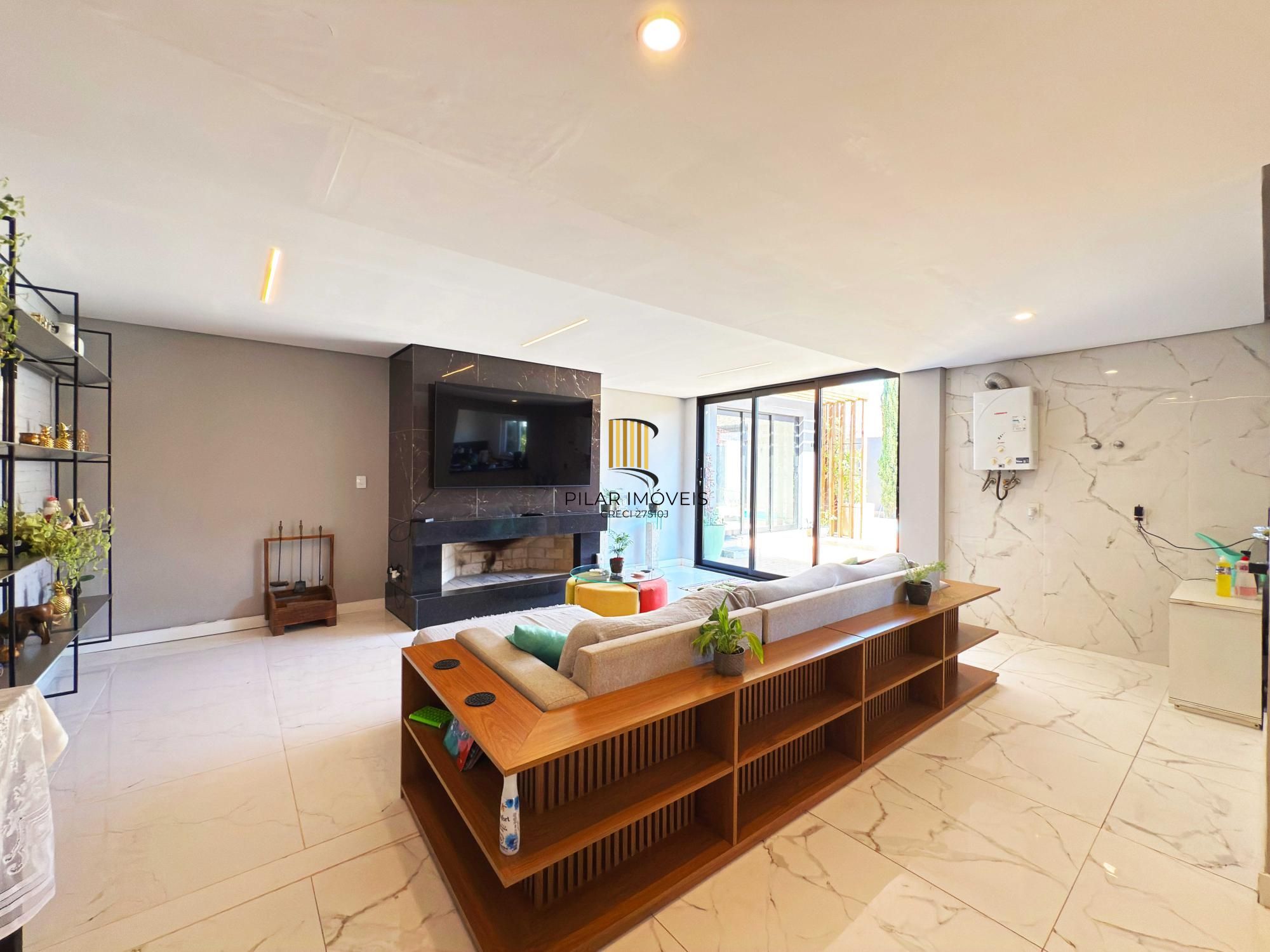 Em busca de uma casa espaçosa e cheia de comodidades no bairro Hípica