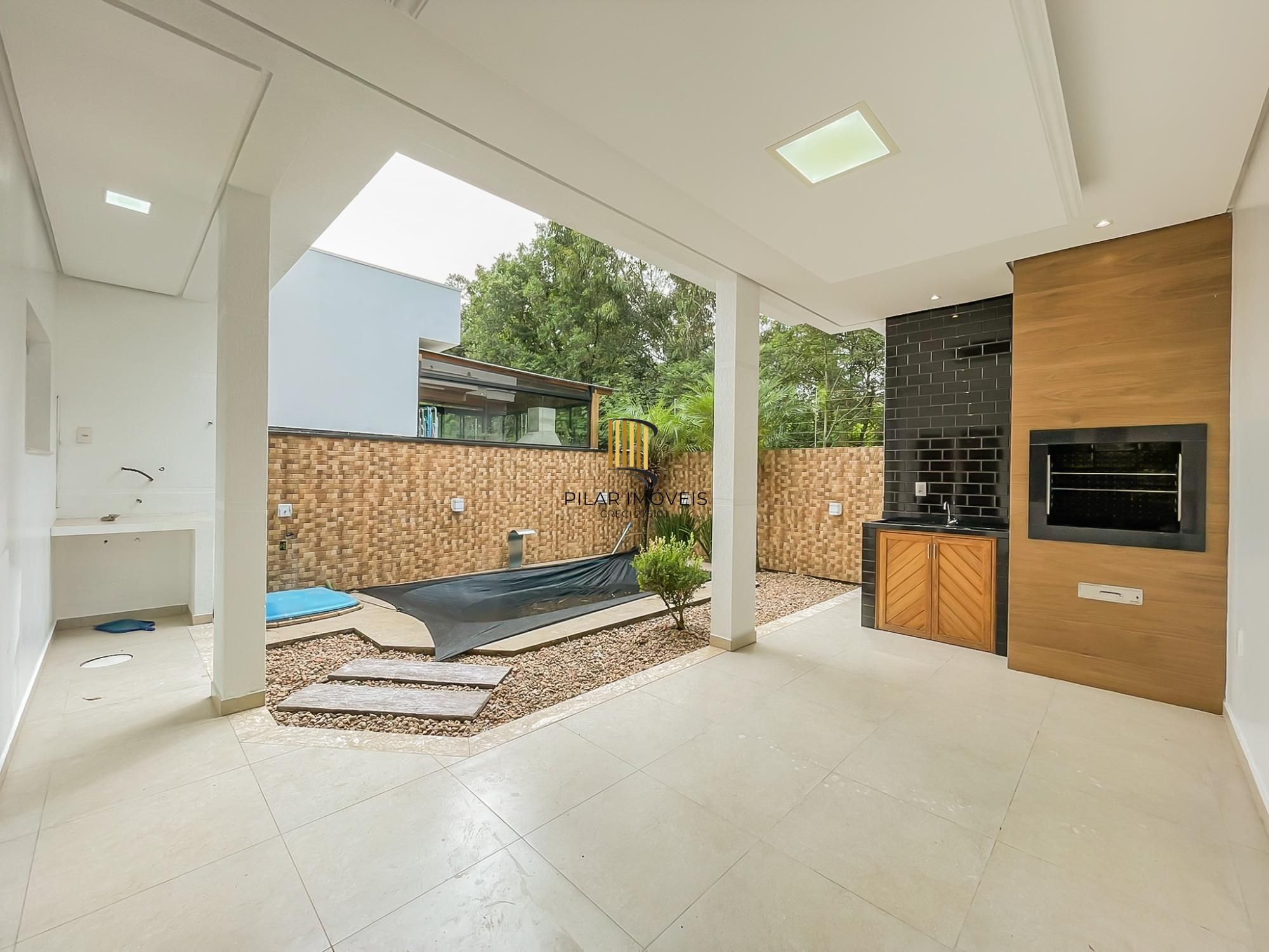 Casa ampla com piscina e suíte diferenciada em condomínio no Lagos de Ipanema zona Sul de Porto Alegre !