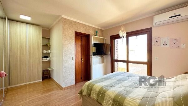 Casa em Porto Alegre, no bairro Espirito Santo, com 3 dormitório(s), e 3 banheiros, à venda.