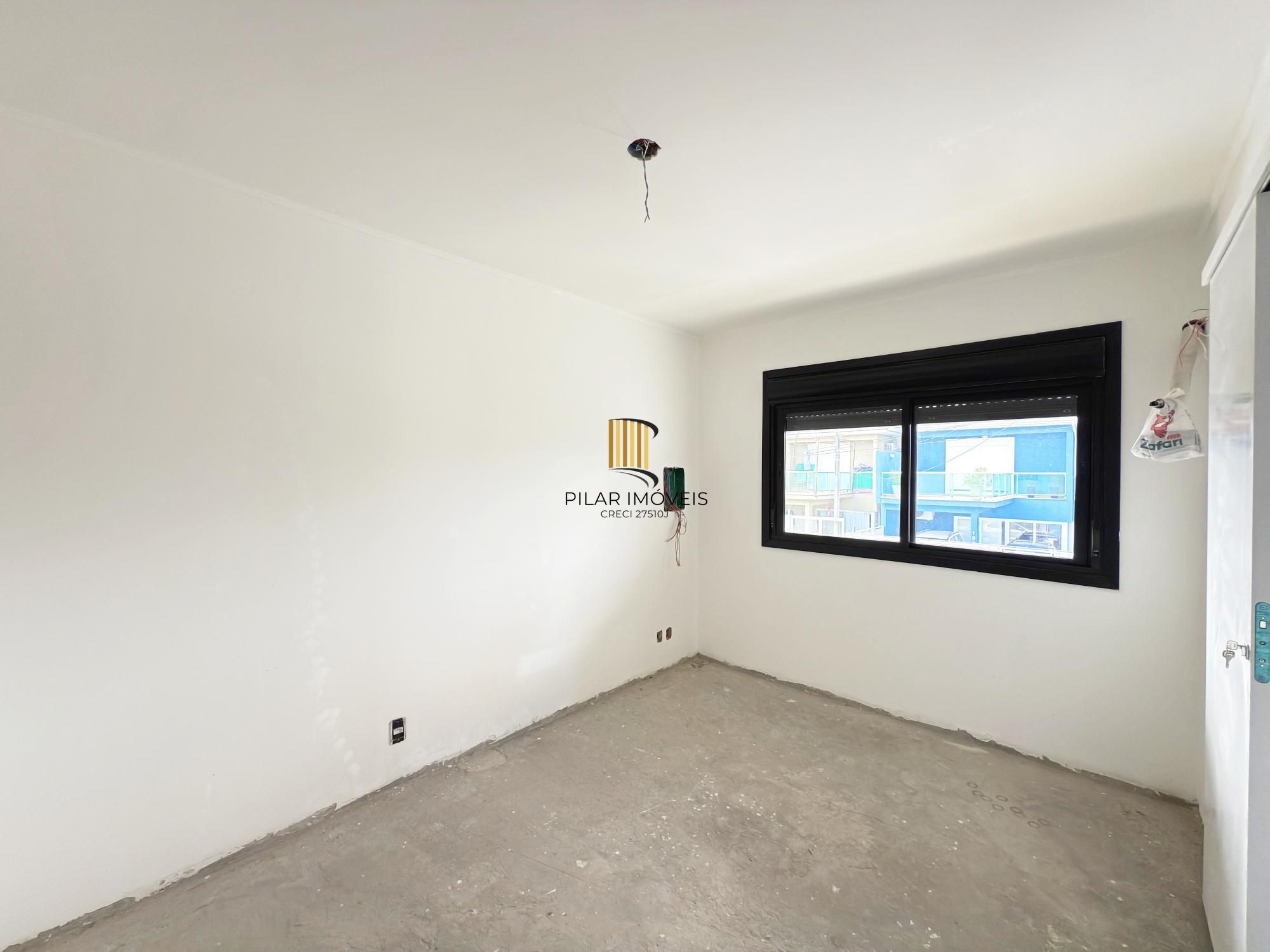 Casa em Porto Alegre, no bairro Hípica, com 4 dormitório(s), à venda.