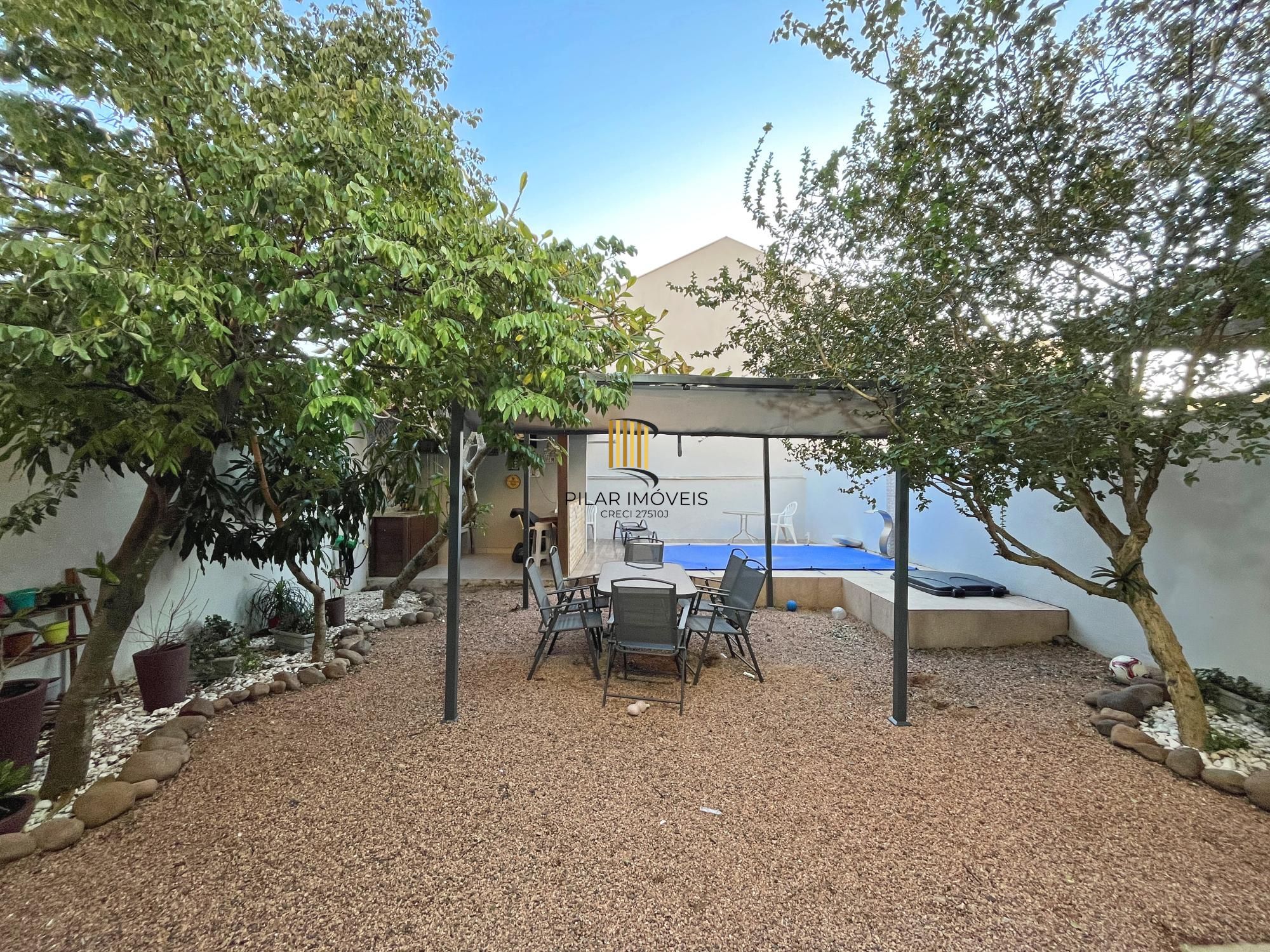 Casa para Venda - 270m², 3 dormitórios, sendo 1 suites, 2 vagas - Guarujá
