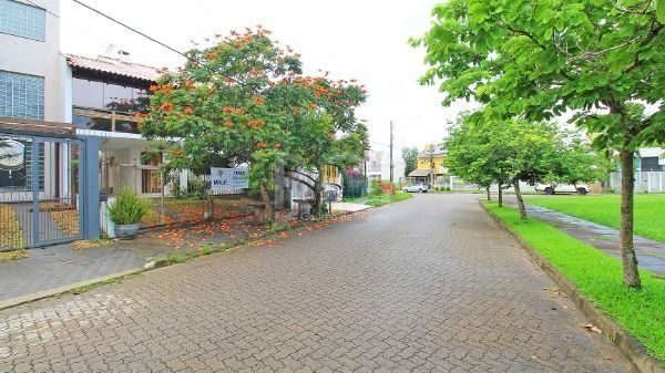 Casa em Porto Alegre, no bairro Hípica, com 3 dormitório(s), e 3 banheiros, à venda.