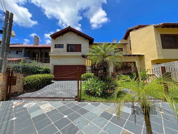 Casa em Porto Alegre, no bairro Ipanema, com 3 dormitório(s), e 3 banheiros, à venda.