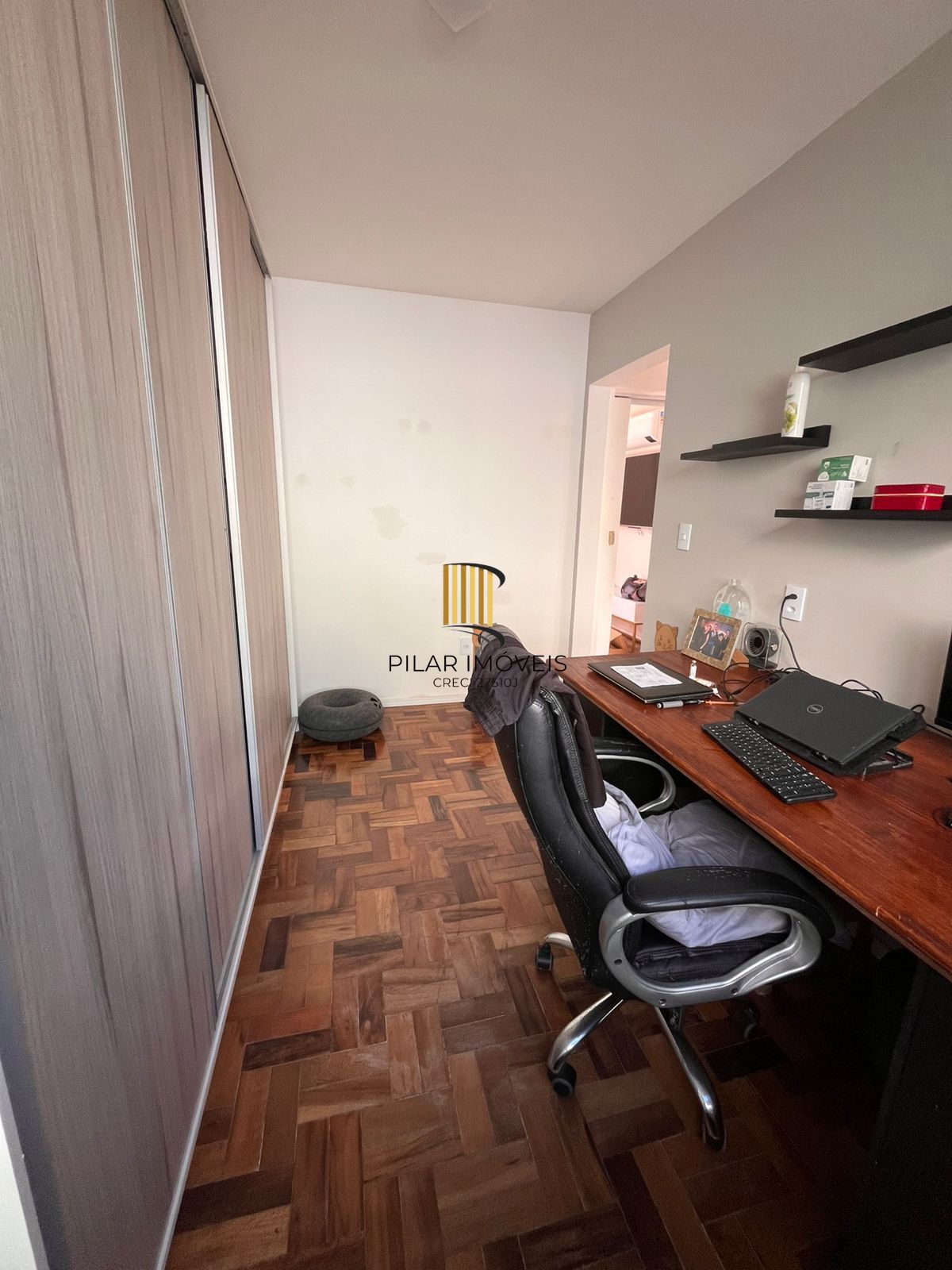 Apartamento semi mobiliado de 2 dormitórios no bairro Cristal