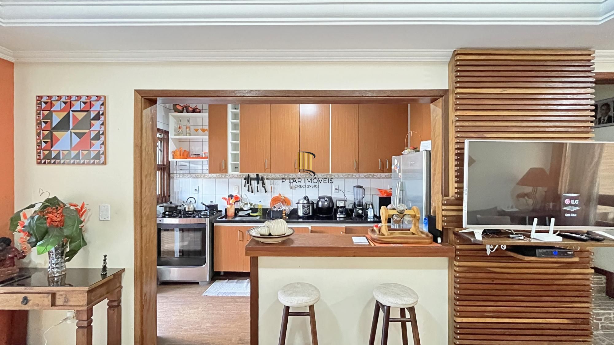 Casa em Porto Alegre, no bairro Hípica, com 3 dormitório(s), e 3 banheiros, à venda.
