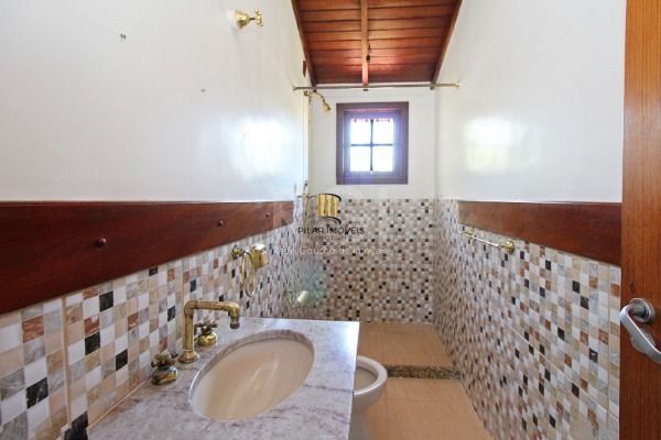Casa em Porto Alegre, no bairro Ipanema, com 3 dormitório(s), e 3 banheiros, à venda.