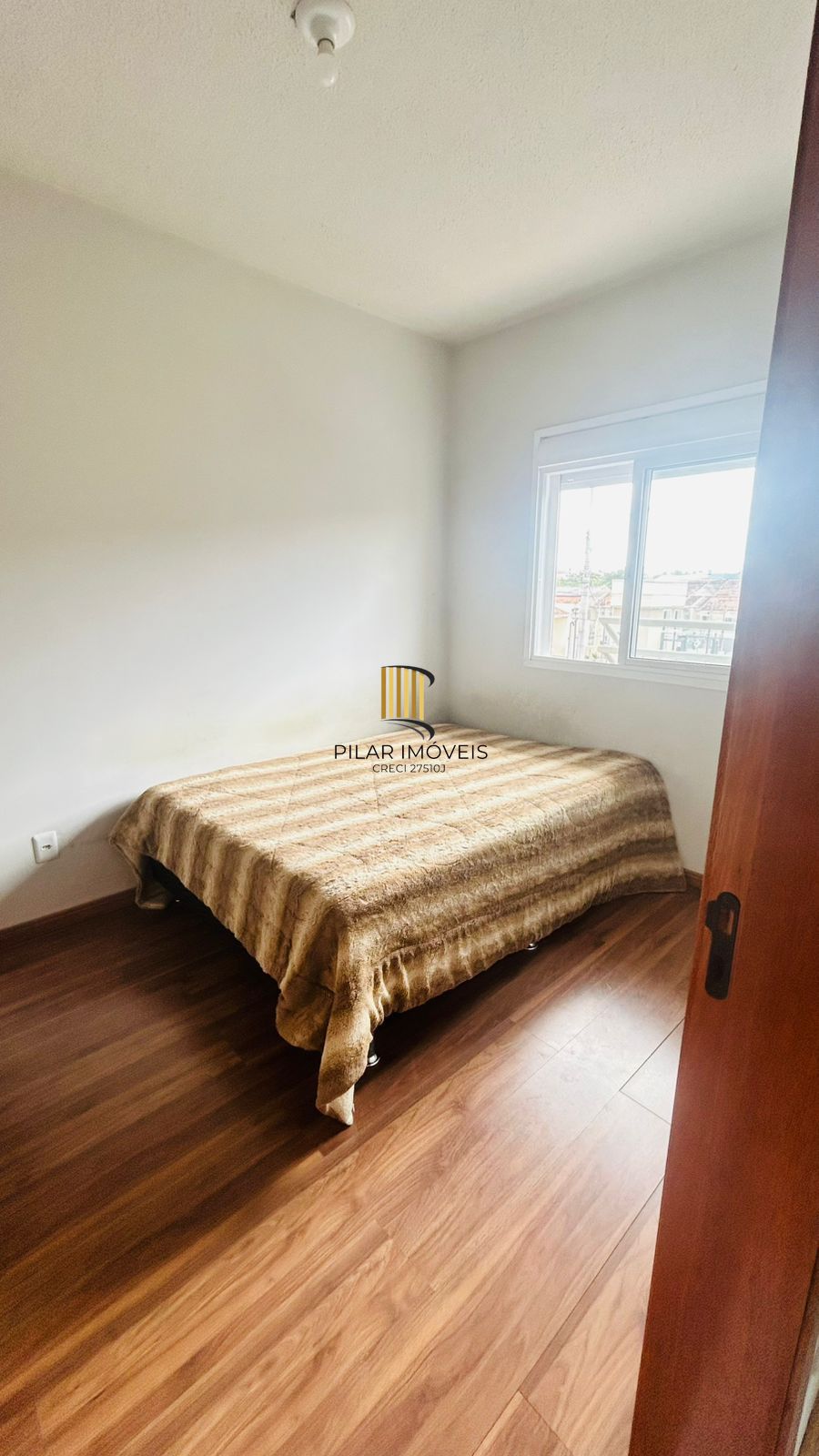 Apartamento 2 dormitórios com box e churrasqueira.