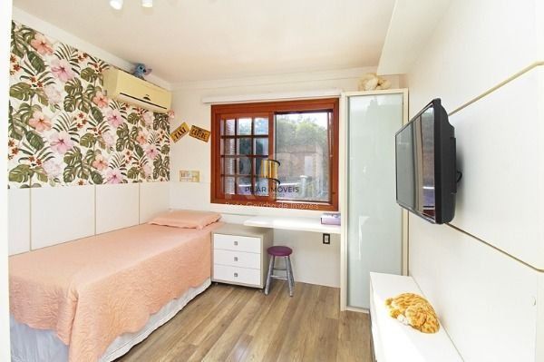 Casa em Porto Alegre, no bairro Ipanema, com 4 dormitório(s), e 4 banheiros, à venda.