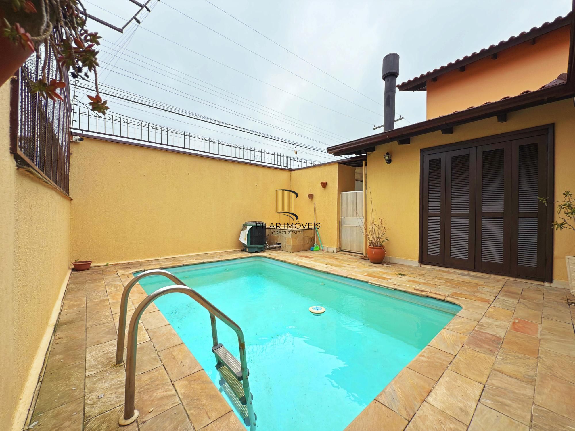 Residência á venda no bairro Guarujá com 2 dormitórios.