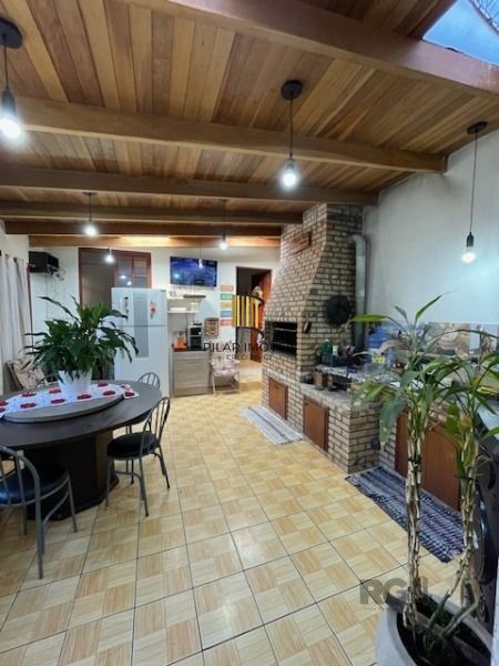 Casa em Porto Alegre, no bairro Vila Nova, com 3 dormitório(s), e 3 banheiros, à venda.