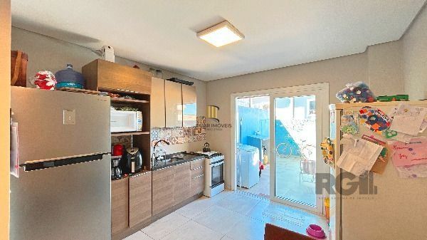 Casa em Porto Alegre, no bairro Guarujá, com 3 dormitório(s), e 3 banheiros, à venda.