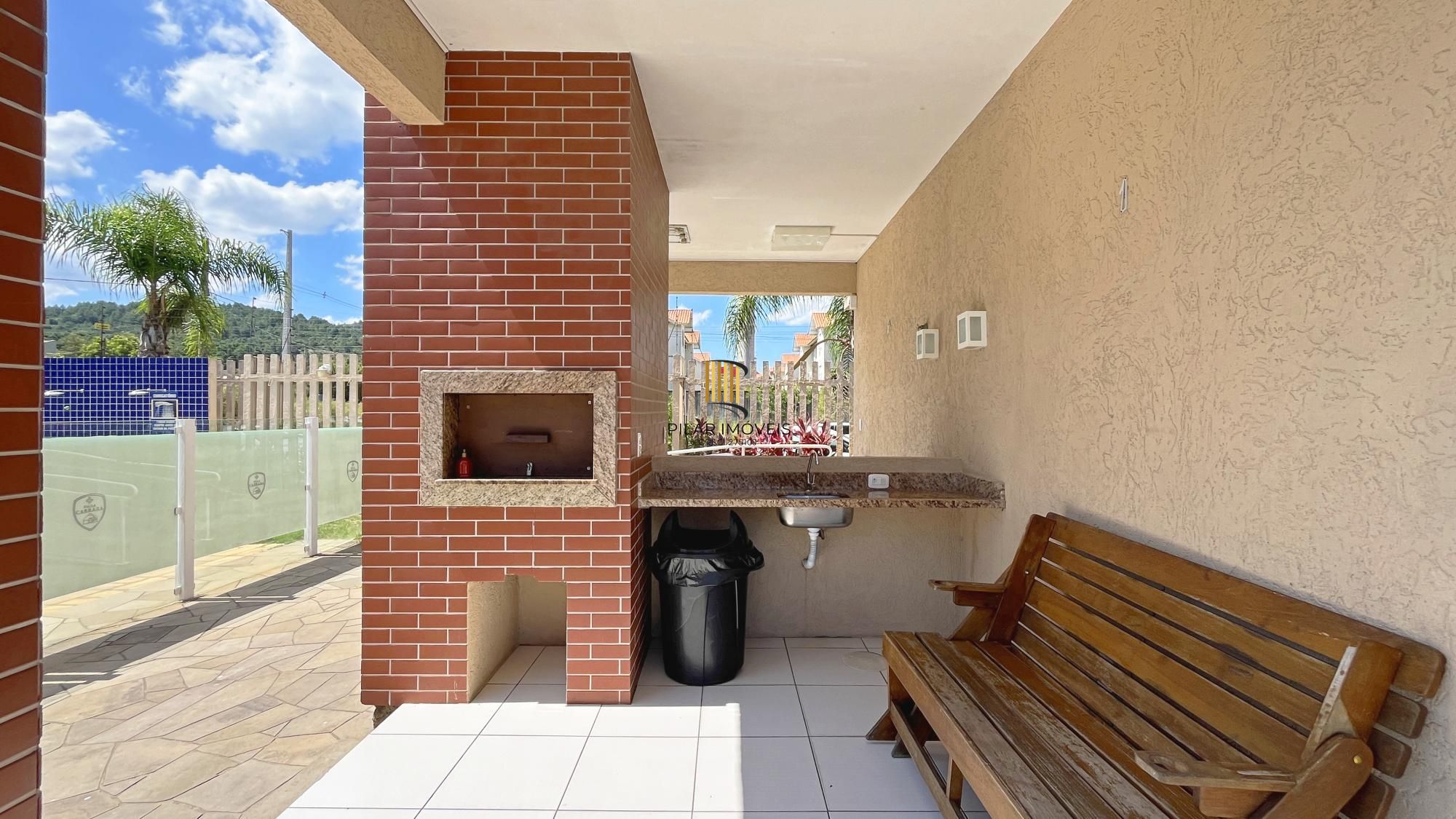 Casa 2 dormitórios em condomínio, semi mobiliada, vaga coberta para 2 carros, lareira e pátio com churrasqueira. Condomínio com infra de lazer completo. Próximo ao comércio e todas as conveniências do bairro.